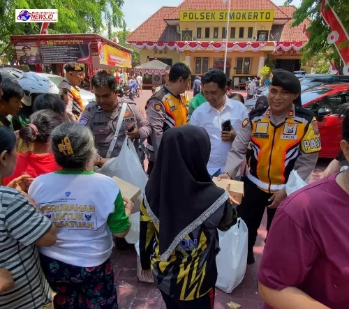 Seperti Biasa, Kapolsek Simokerto Lakukan Rutinitas Dengan Berbagi 200 Nasi Kotak Kepada Masyarakat di Giat Jumat Berkah