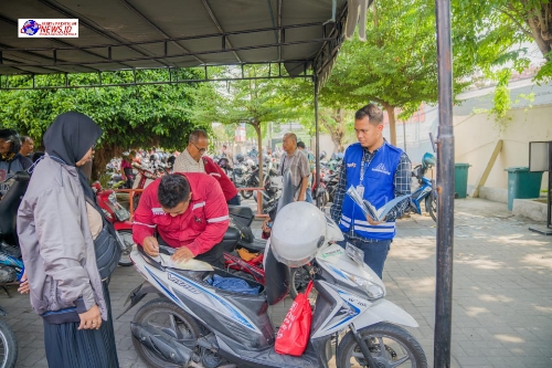 Samsat Surabaya Barat Berikan Pelayanan Terbaik Dengan Hadirkan Petugas Berompi Biru Bertuliskan "SILAHKAN TANYA KAMI"