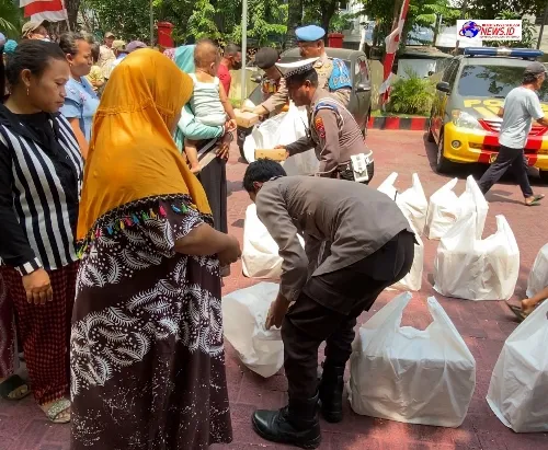 Polsek Simokerto Lakukan Bakti Sosial Berupa Pembagian 200 Nasi Kotak Kepada Masyarakat Dalam Giat Jumat Berkah