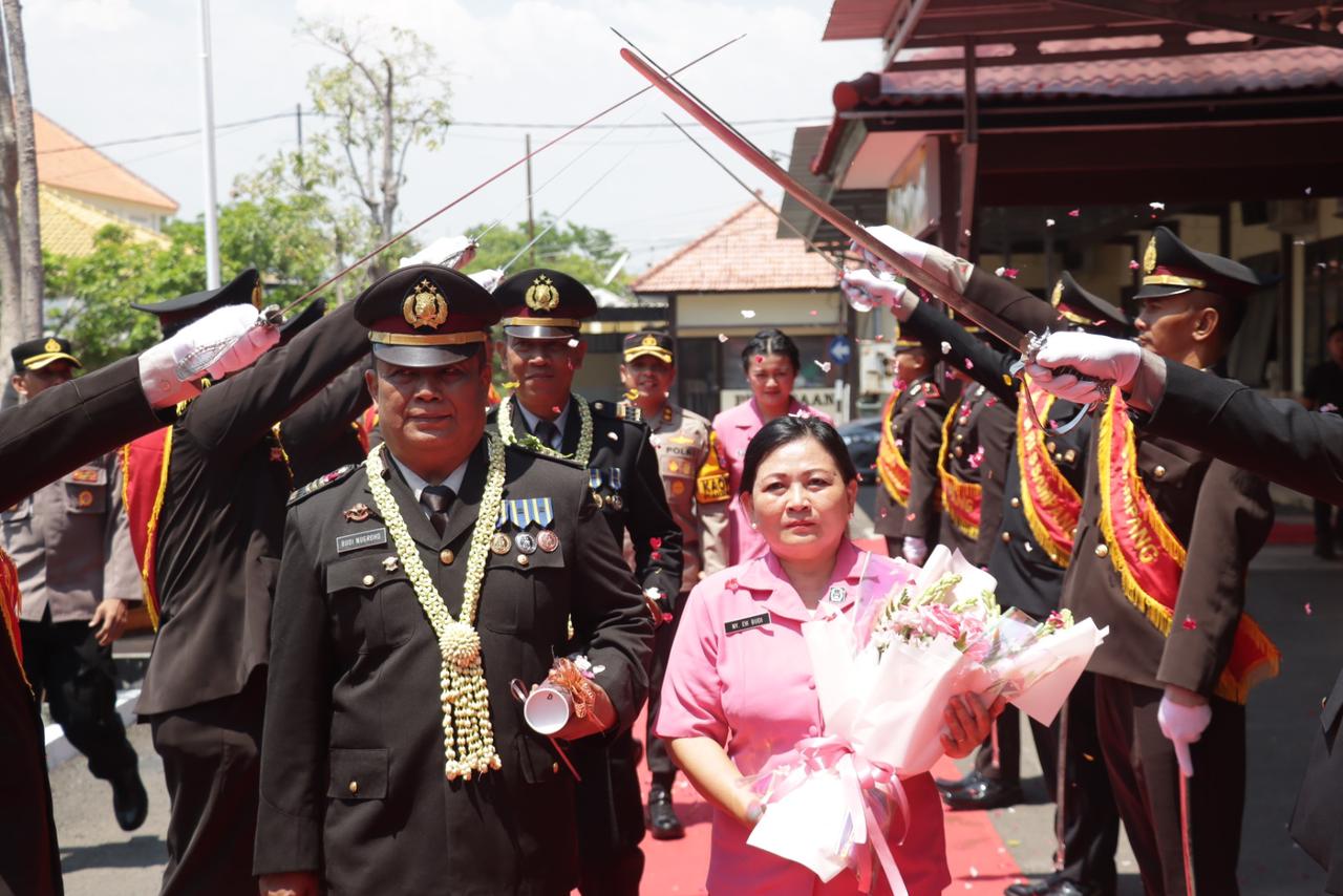 AKBP Hendro Sukmono Lepas 2 Perwira Terbaik Polres Sampang Dengan Upacara Wisuda Purna Bhakti
