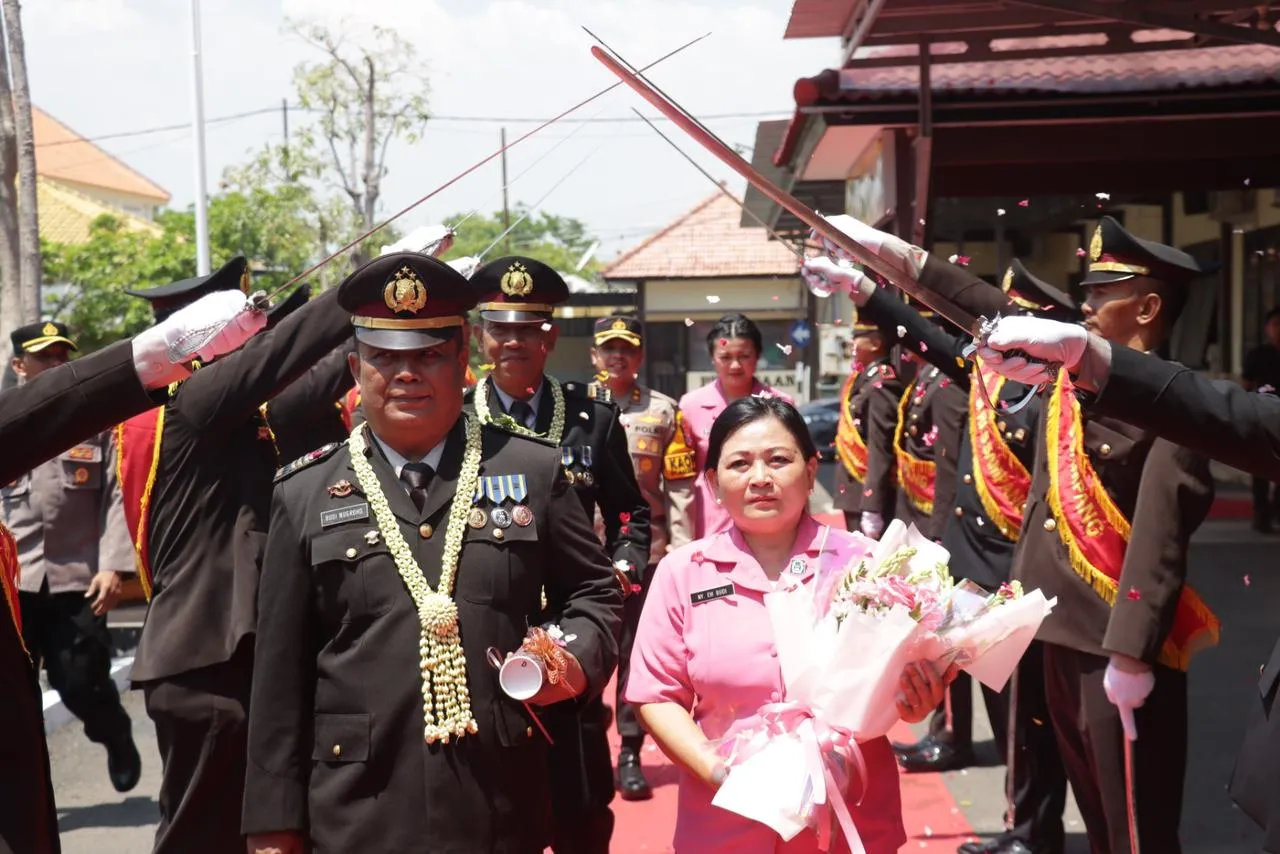 AKBP Hendro Sukmono Lepas 2 Perwira Terbaik Polres Sampang Dengan Upacara Wisuda Purna Bhakti
