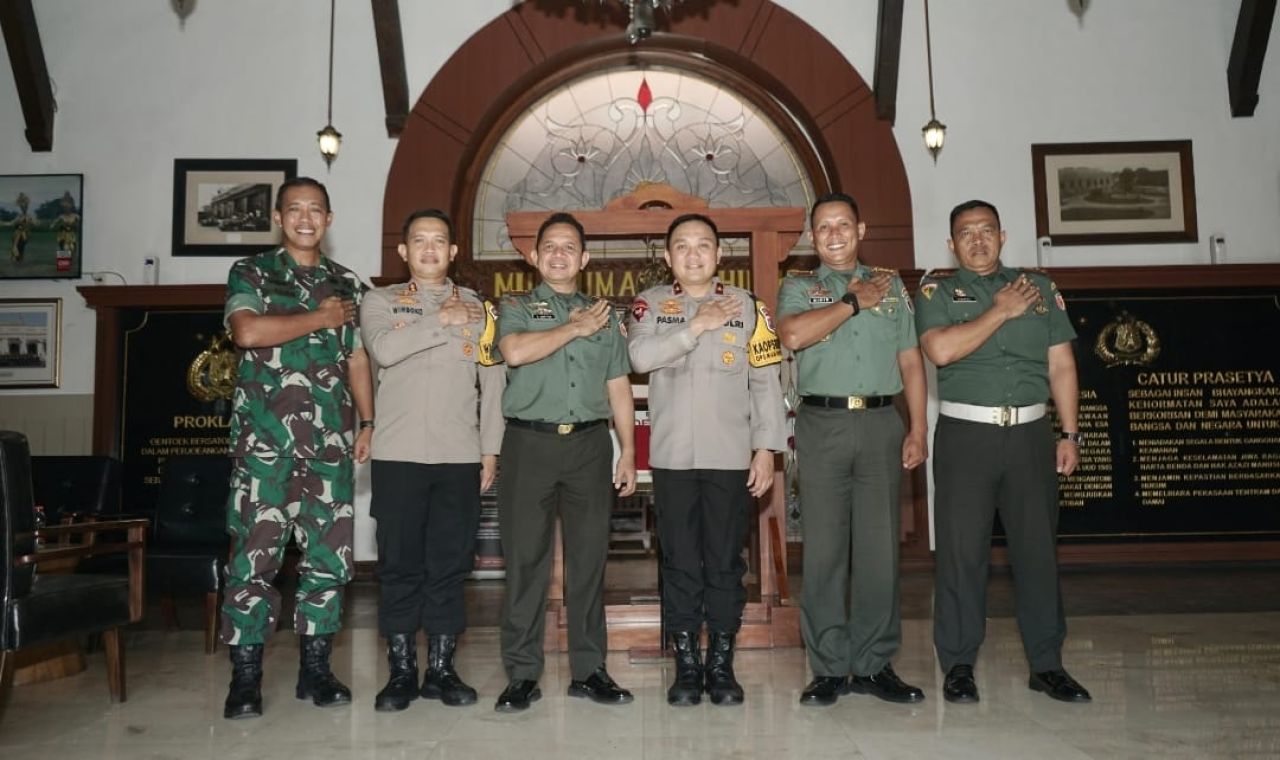 Pasma Royce Bersama Dandim Surabaya Utara dan Pejabat Polrestabes Surabaya Berbagi Kebahagiaan Bersama Tukang Becak