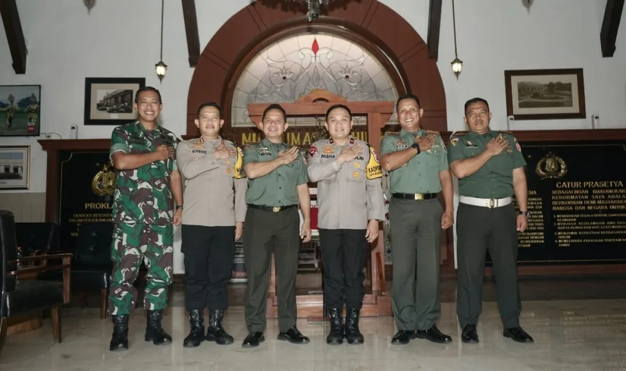 Pasma Royce Bersama Dandim Surabaya Utara dan Pejabat Polrestabes Surabaya Berbagi Kebahagiaan Bersama Tukang Becak