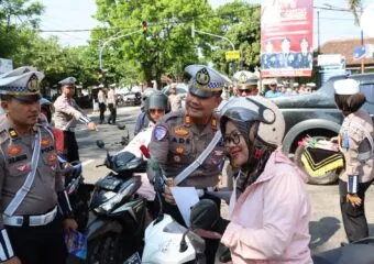 Aksi Humanis Polres Magetan di Operasi Zebra Semeru 2024, Berbagi Coklat Hingga Bunga Untuk Pengendara