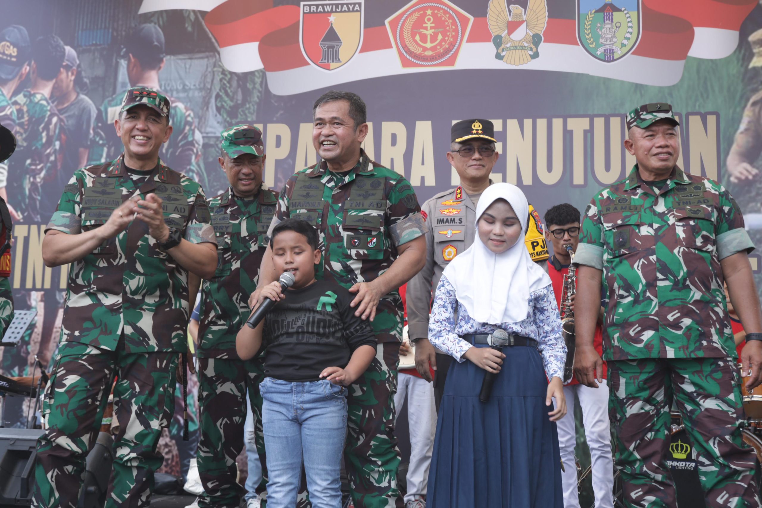 Mayjen TNI Rudy Saladin Dampingi KSAD Tutup TMMD ke-122 di Kediri