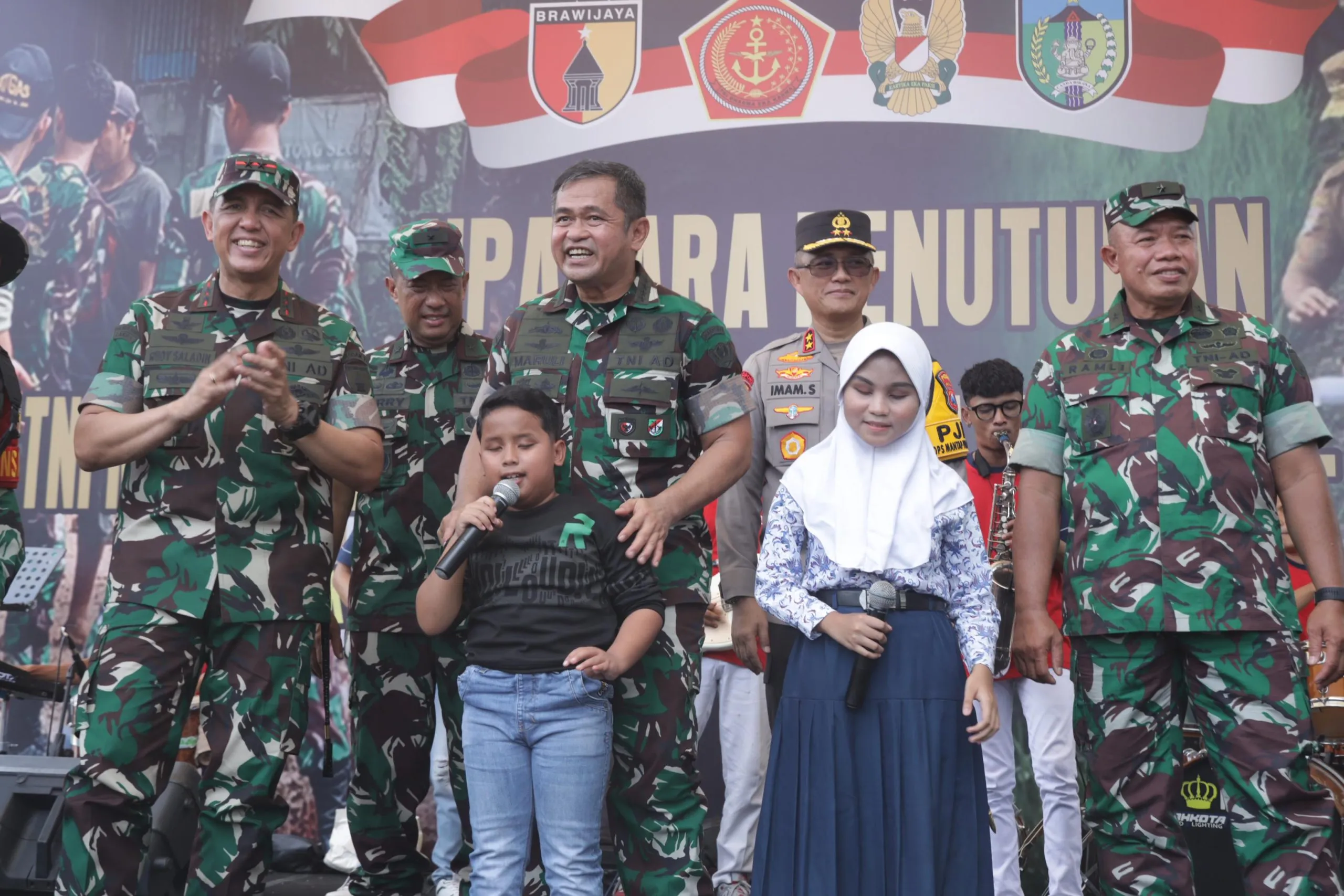 Mayjen TNI Rudy Saladin Dampingi KSAD Tutup TMMD ke-122 di Kediri
