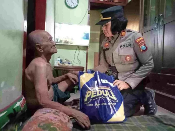 Polsek Karangrejo Bagikan Paket Sembako, Program Polres Tulungagung Peduli ke 50 Warga