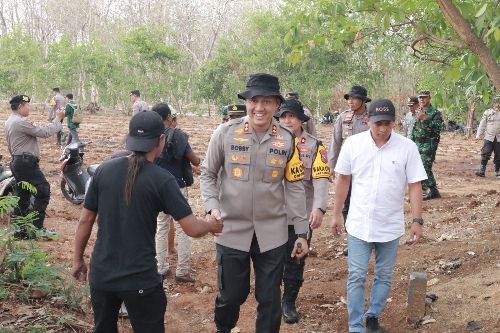 Dukung Asta Cita Polres Lamongan Manfaatkan Lahan Tidur di Desa Wanar Untuk Ketahanan Pangan Nasional