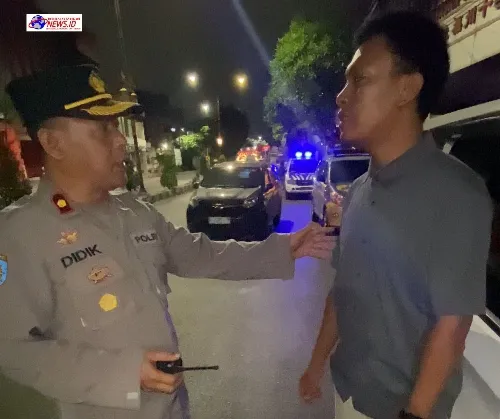 Kapolsek Simokerto Lakukan Pemeriksaan Terhadap Pengemudi Ranmor R4 Sebagai Bentuk Kasih Sayang Agar Terhindar Dari Laka Maut