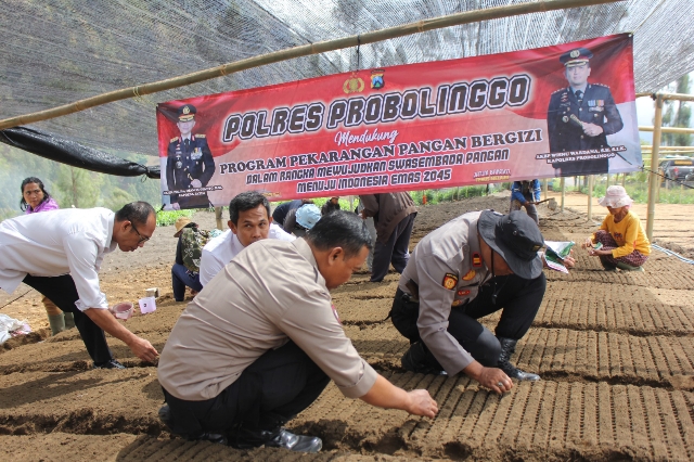 Warga Antusias Sambut Program Pekarangan Bergizi Polres Probolinggo Untuk Dukung Asta Cita