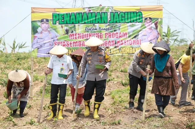 Wujudkan Swasembada Pangan, Polres Jombang Tanam Jagung di Lahan Kosong