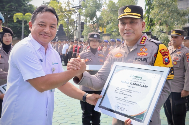 Perhutani Divre Jatim Beri Penghargaan Polresta Banyuwangi Sebagai Pelopor Pemberantasan Illegal Logging