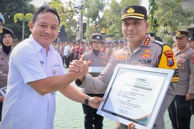 Perhutani Divre Jatim Beri Penghargaan Polresta Banyuwangi Sebagai Pelopor Pemberantasan Illegal Logging