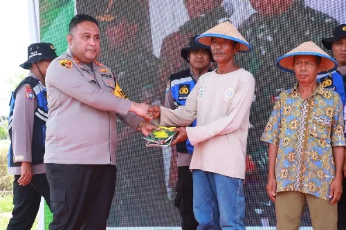 Dukung Ketahanan Pangan, Kapolres Pelabuhan Tanjung Perak Pimpin Penanaman Jagung di Tambak Wedi Surabaya