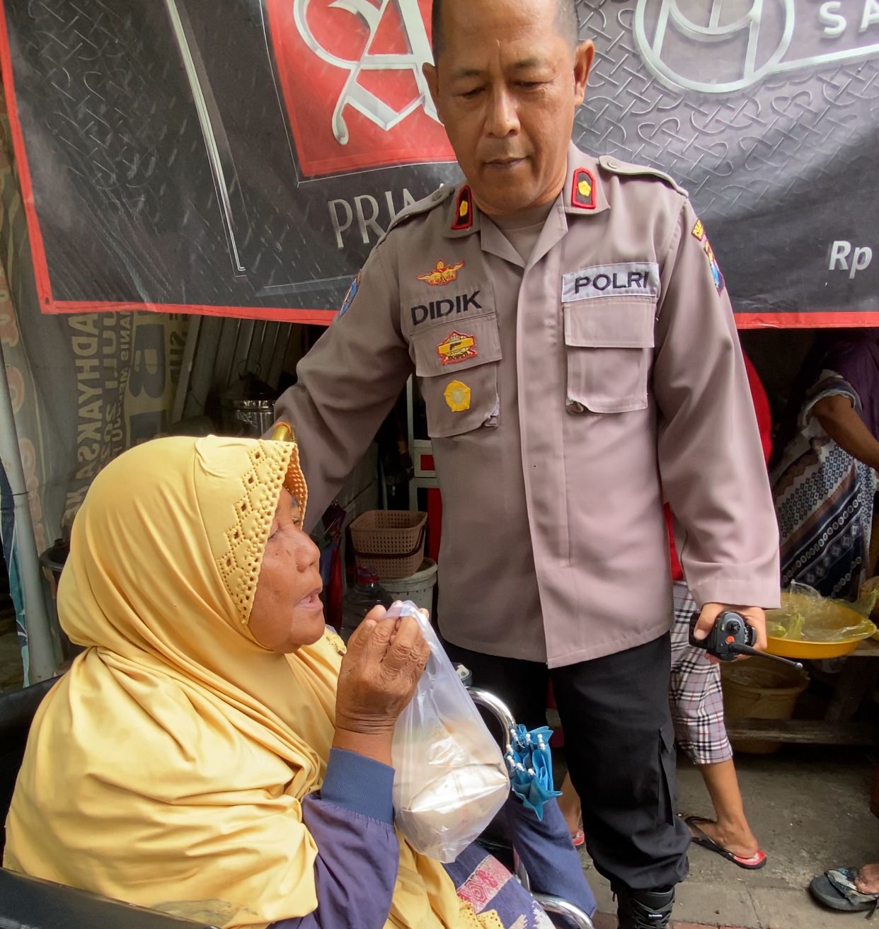 Jumat Berkah, Kapolsek Simokerto Lakukan Bakti Sosial Dengan Berbagi 100 Porsi Soto Ayam Kepada Masyarakat