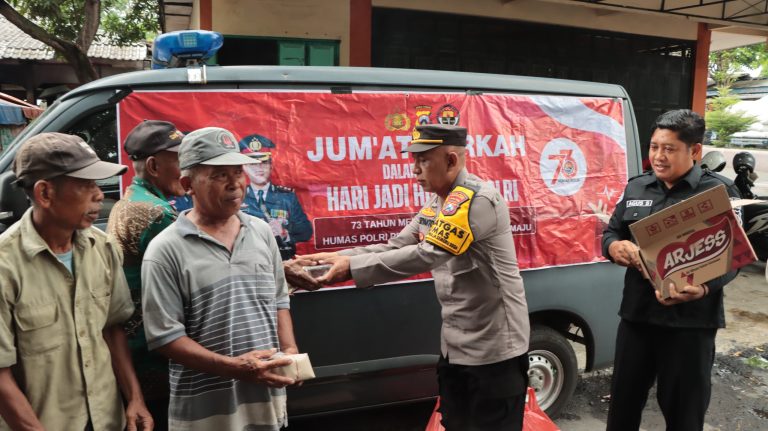 Jum’at Berkah, Sihumas Polres Nganjuk dan Awak Media Bagikan Ratusan Bungkus Makan Siang Gratis Untuk Tukang Becak dan Asongan