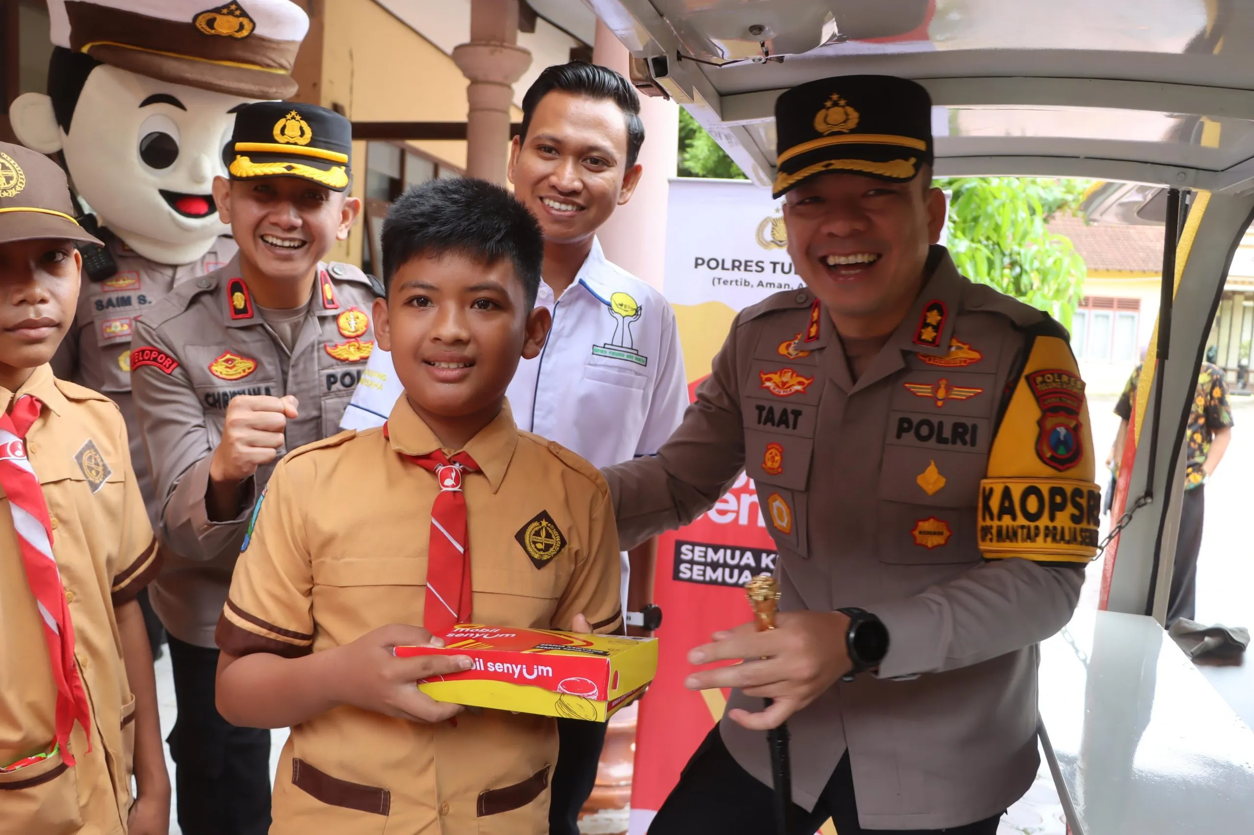 Polres Tulungagung Luncurkan Mobil Senyum Berbagi Makanan Bergizi Gratis Untuk Anak - anak