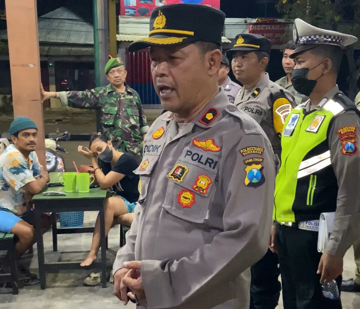 Kapolsek Simokerto Pimpin Patroli Gabungan dan Temukan Miras Oplosan di Warkop Sidotopo Wetan