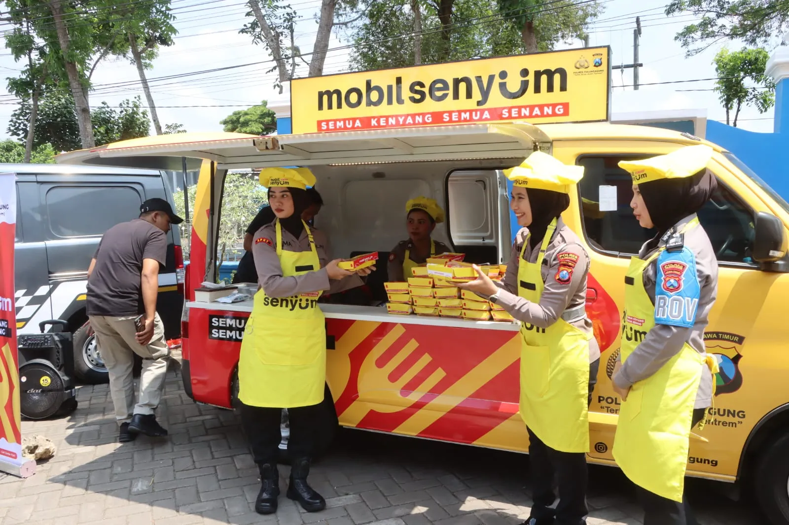 Mobil Senyum Polres Tulungagung Bagikan Makanan Bergizi Gratis Untuk Mahasiswa