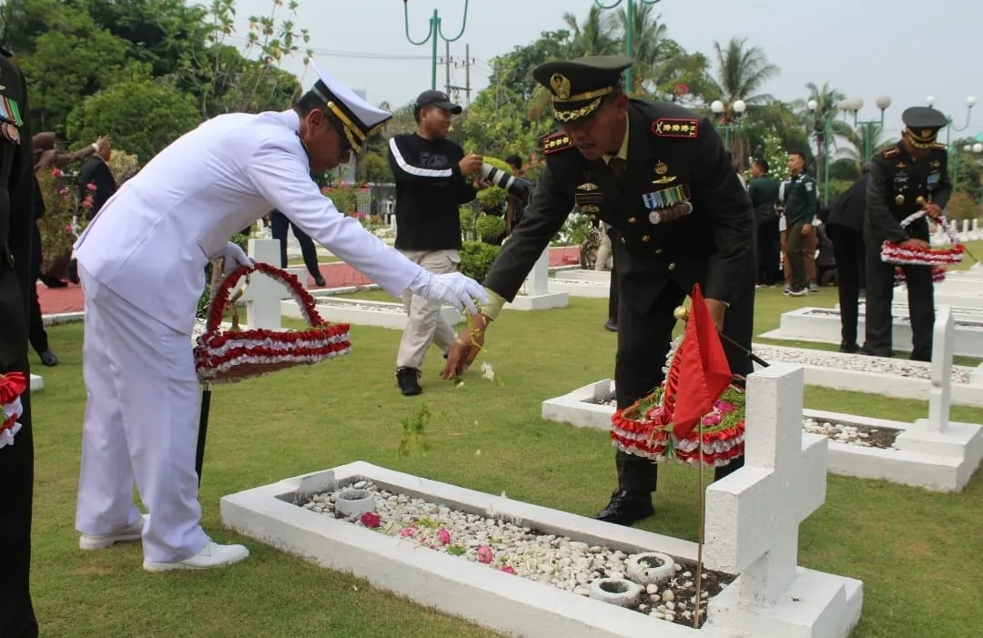 Dandim Surabaya Utara Hadiri Upacara Hari Pahlawan, Dilanjutkan Ziarah ke Makam Pahlawan