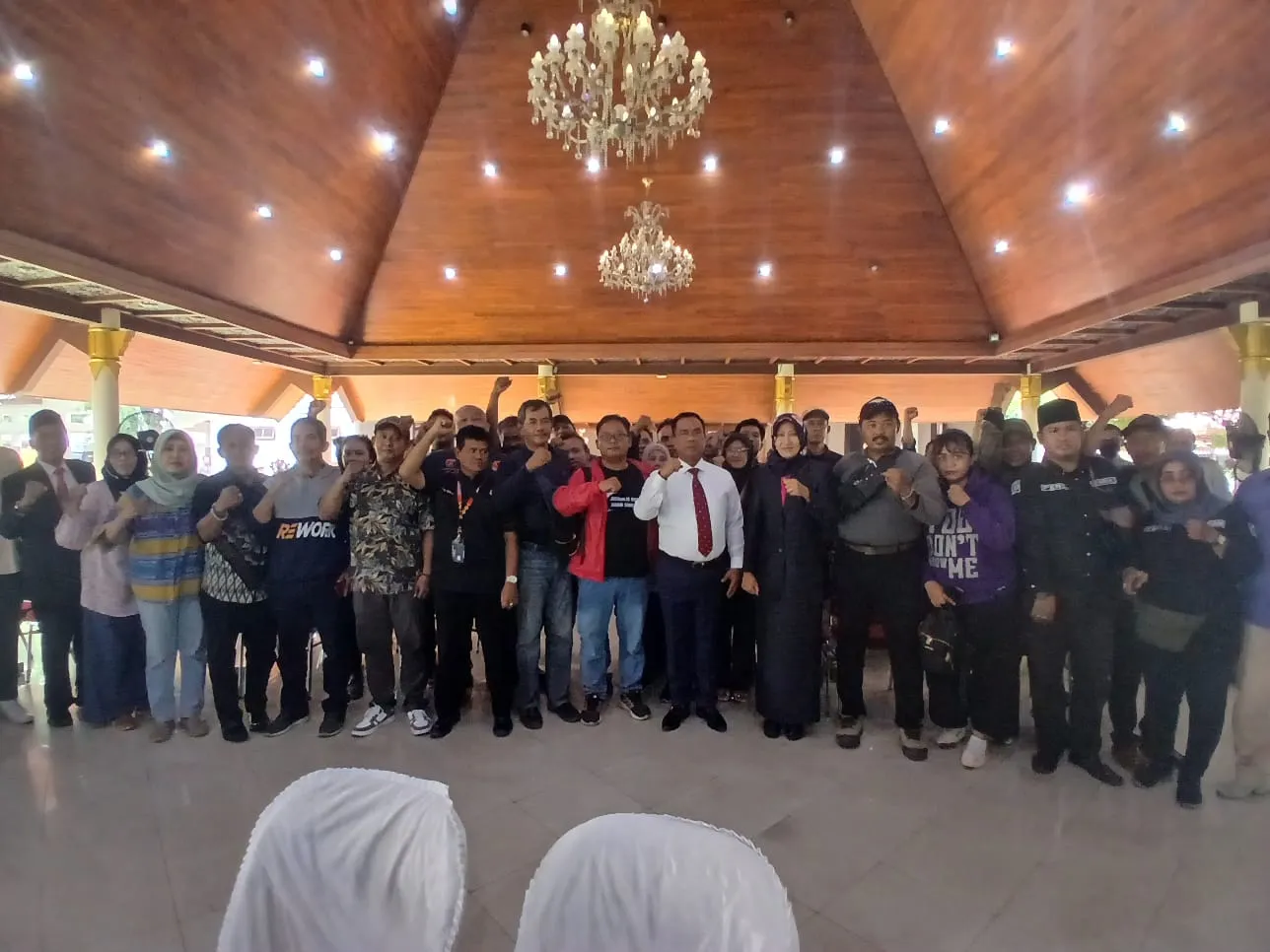 Hari Pahlawan, PNS Sidoarjo Terima Tanda Kehormatan Satyalencana Karya Satya Dari Presiden RI