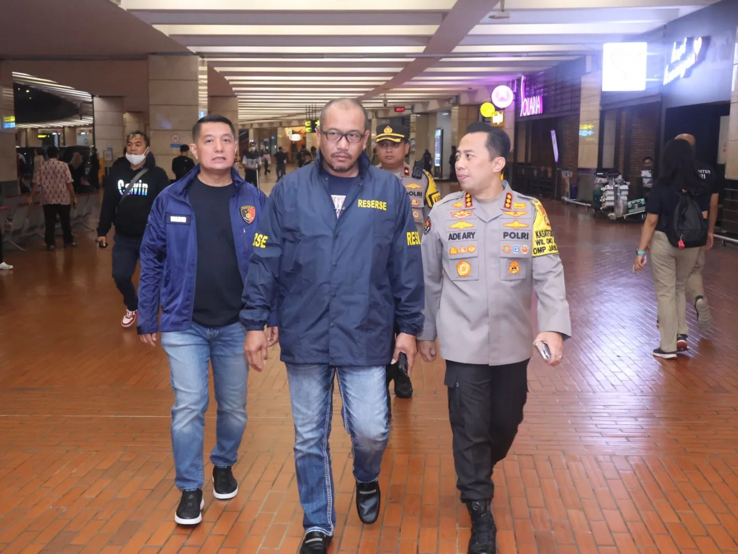 Dua Pelaku Kasus Judi Online Libatkan Pegawai Komdigi Tiba di Bandara Soetta