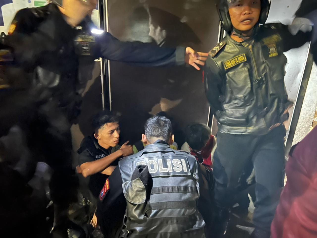 Respatti Polrestabes Surabaya Tangkap 10 Remaja "Ala-Ala Gangster" di Tengah Aksi Tawuran