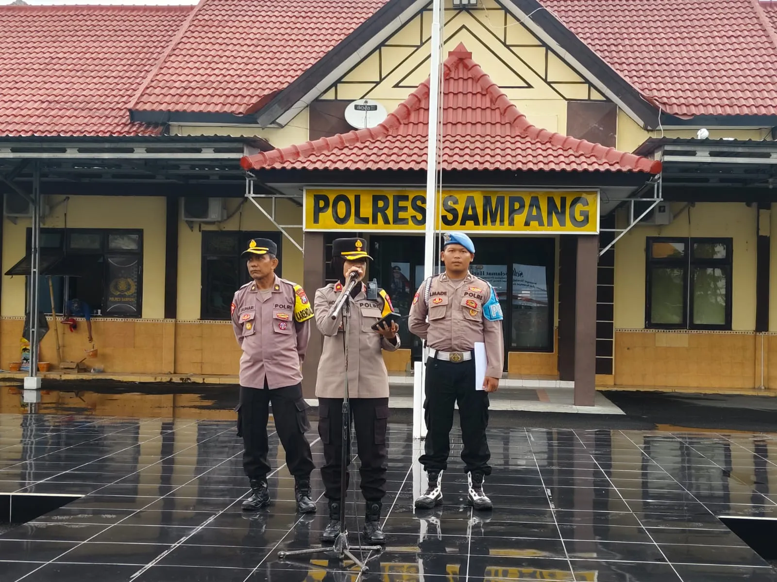 Wakapolres Sampang Lepas 136 Personil Pengamanan Debat Publik Kedua Pilkada Sampang di Surabaya
