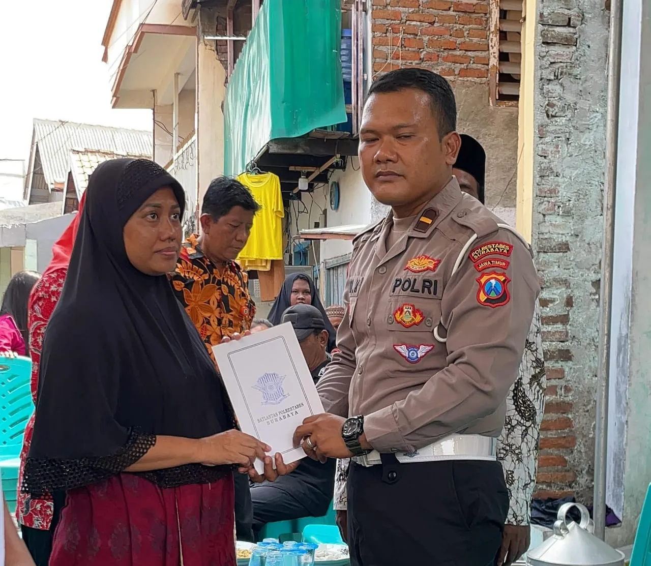 Wujud Duka Cita, Satlantas Polrestabes Surabaya, Kunjungi Keluarga Korban Laka Lantas di Jalan Kenjeran