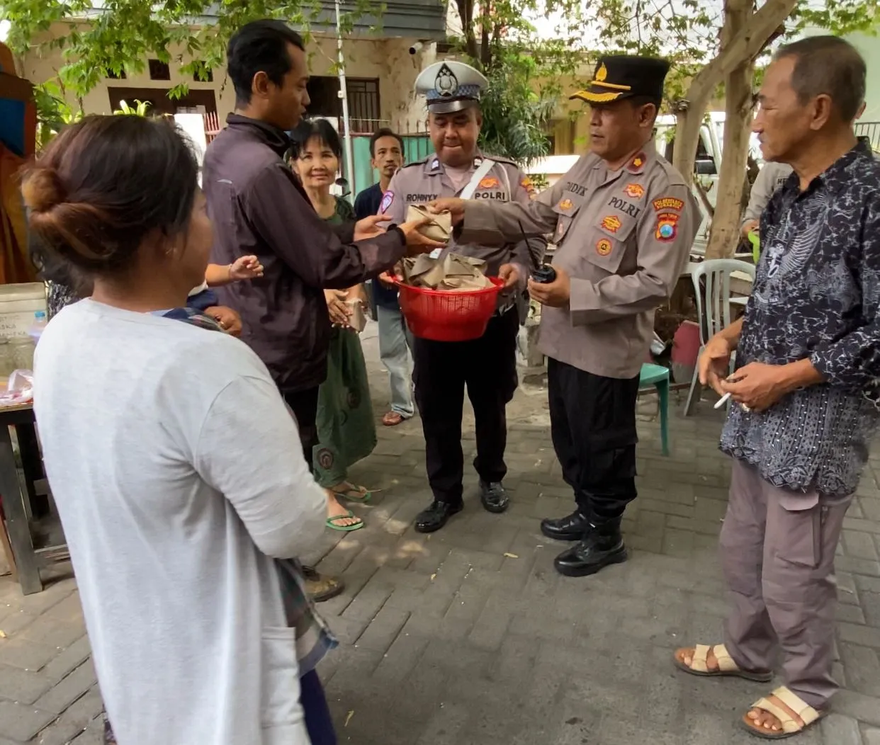 Jum'at Berkah, Kapolsek Simokerto Lakukan Giat Patoli Kamtibmas dan Bagikan 100 Nasi Bungkus Kepada Warga Donorejo