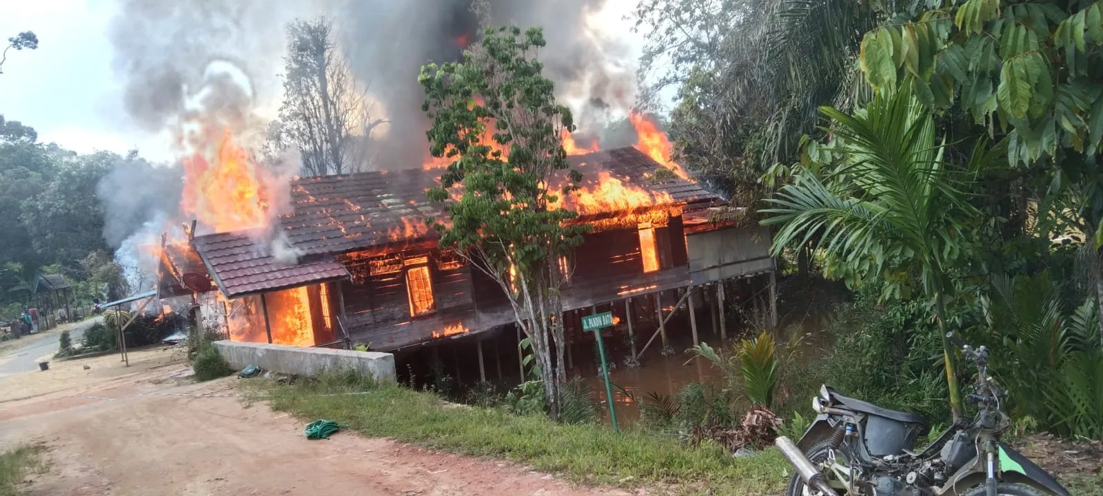 Empat Rumah dan Satu Buah Bangunan Sarang Walet Ludes Dilalap Si Jago Merah