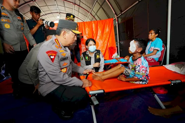 Tinjau Posko Pengungsian Erupsi Gunung Lewotobi di NTT, Kapolri Berikan Bantuan dan Semangat Kepada Para Korban
