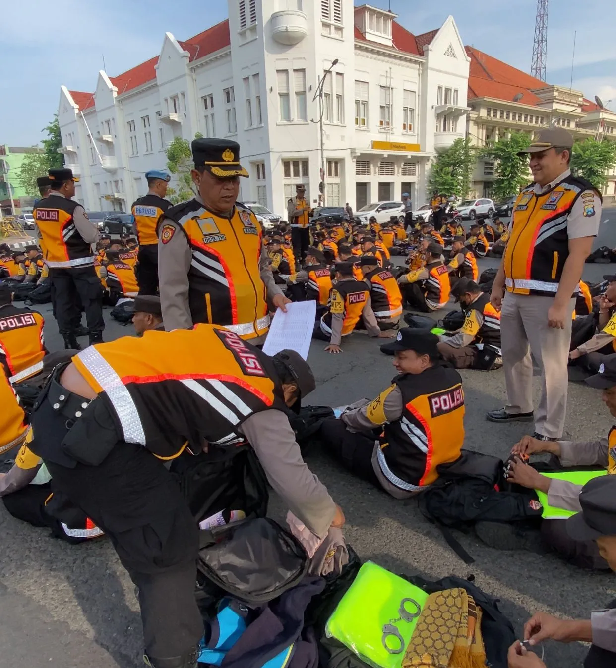Kapolsek Simokerto Ikuti Apel Pengecekan Personil dan perlengkapan pengamanan TPS Pilkada 2024 Yang Dipimpin Oleh Kapolrestabes Surabaya