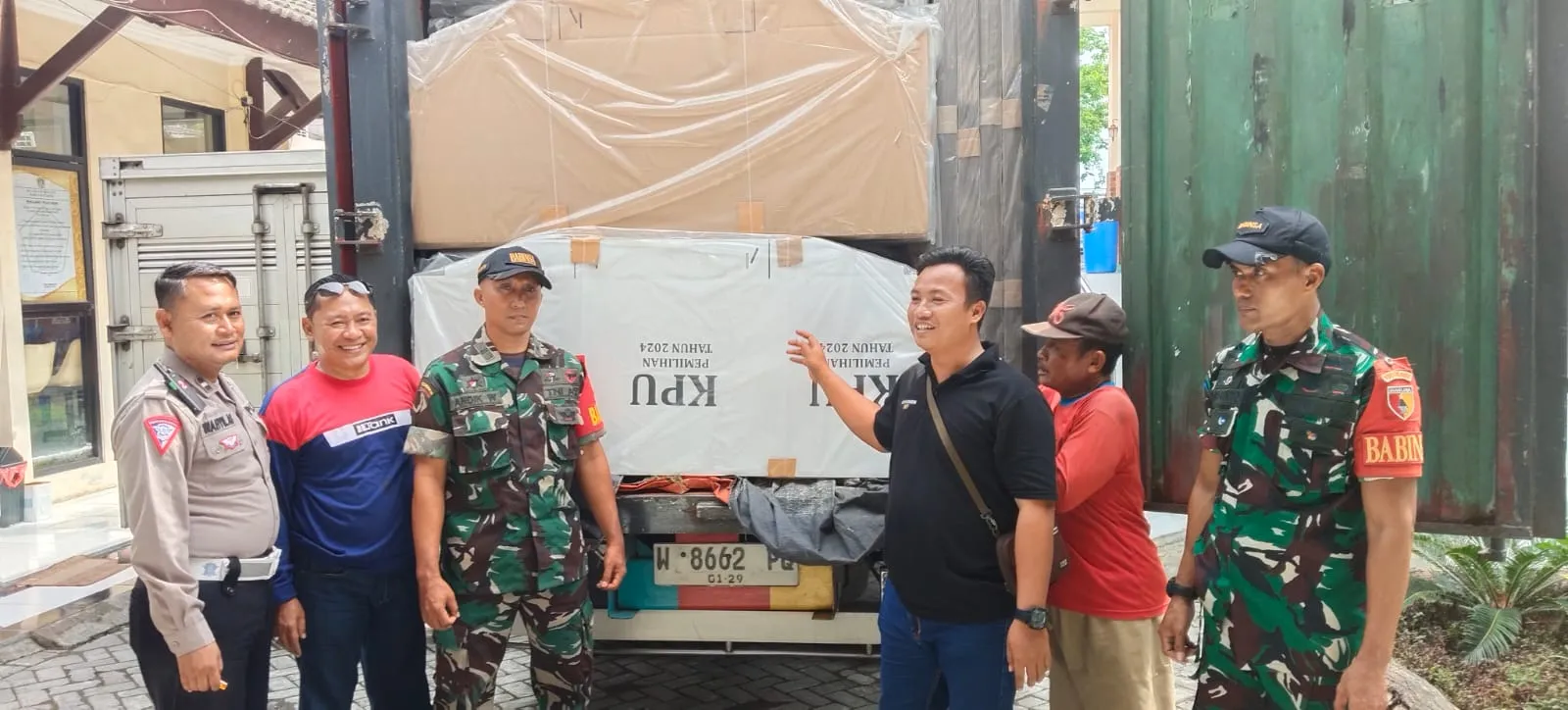 Pengawalan Pengiriman Logistik Pemilu Bupati dan Wakil Bupati Oleh Babinsa Menganti