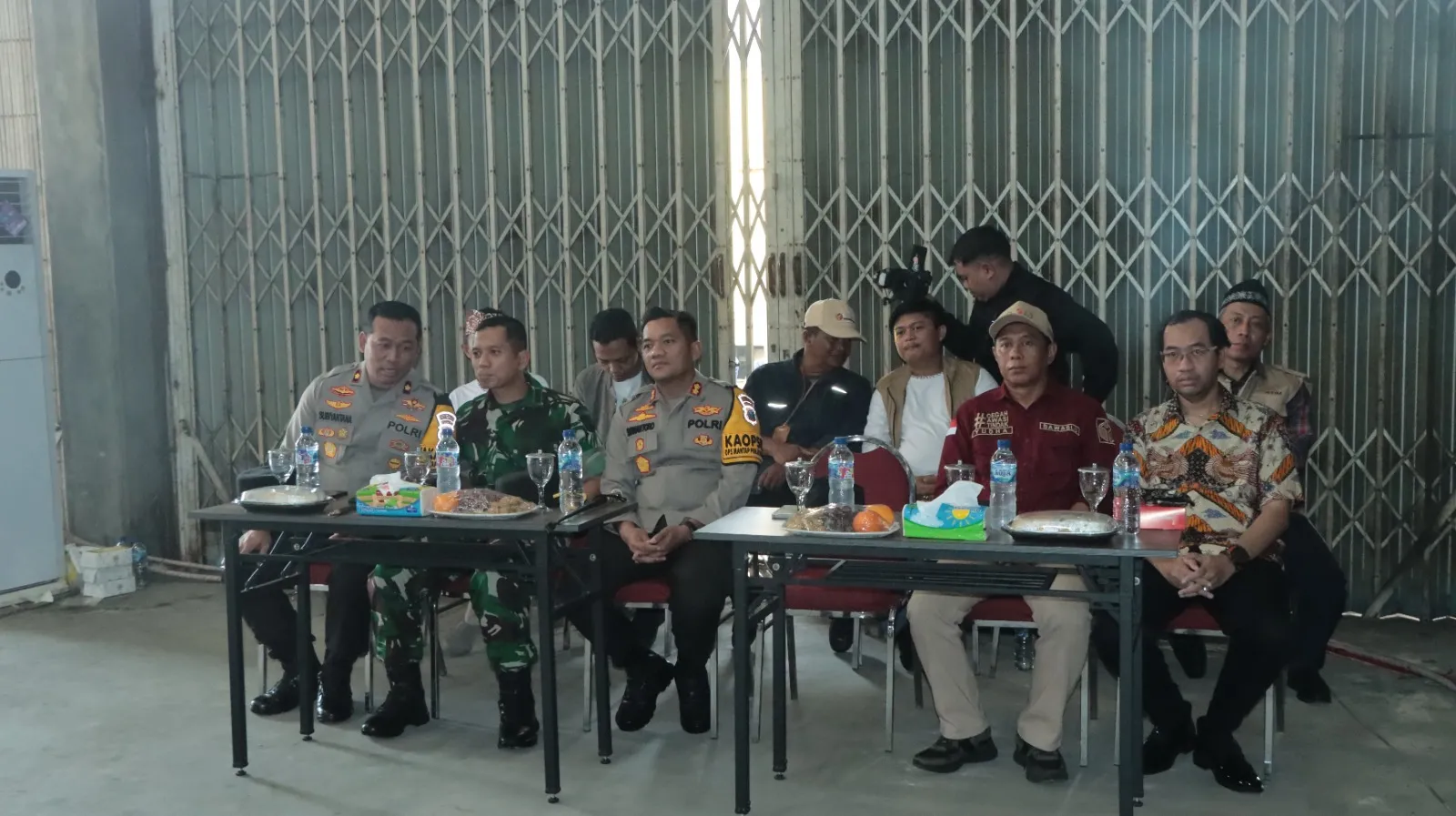Kapolres Nganjuk dan Ketua KPU Pimpin Apel Kesiapan dan Pengamanan Distribusi Logistik Pemilu 2024, Pastikan Semua Aman Tanpa Hambatan