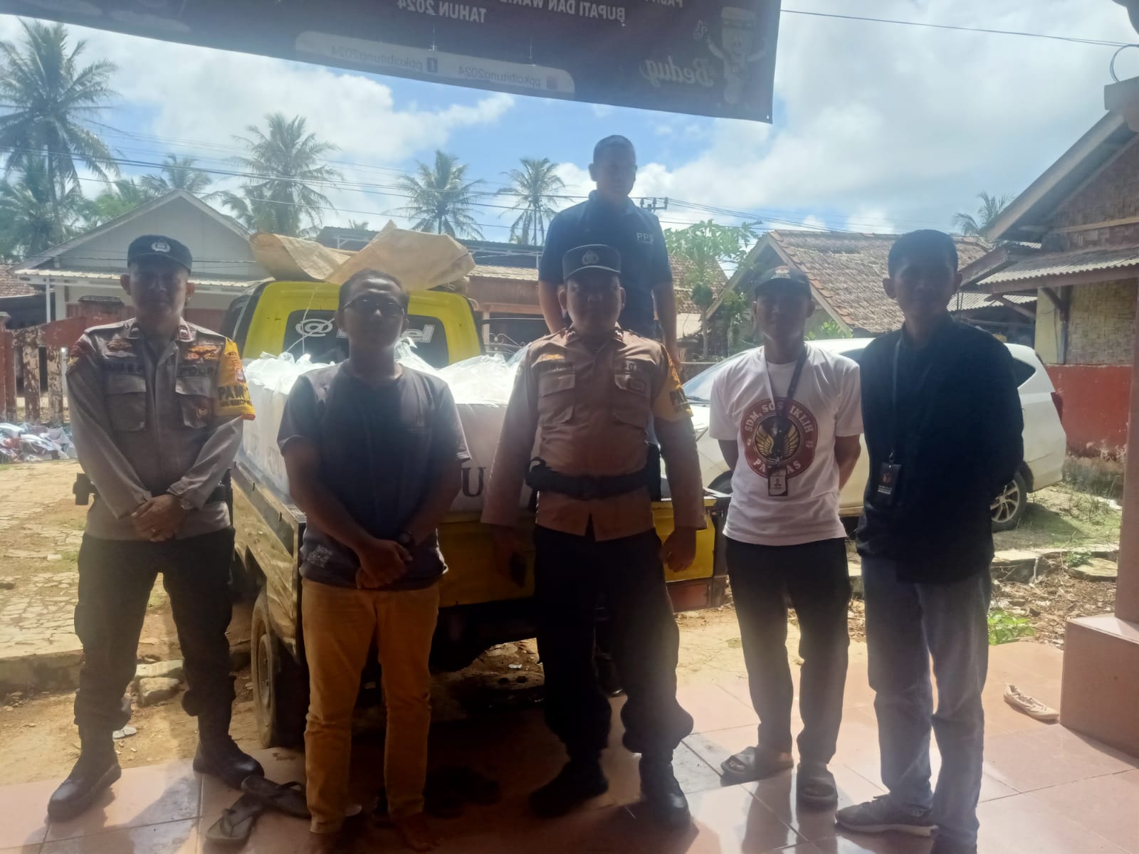 Anggota BKO Polres Pandeglang Kawal Logistik Pemilu ke Desa Citeluk dan Kiara Payung, Kecamatan Cibitung