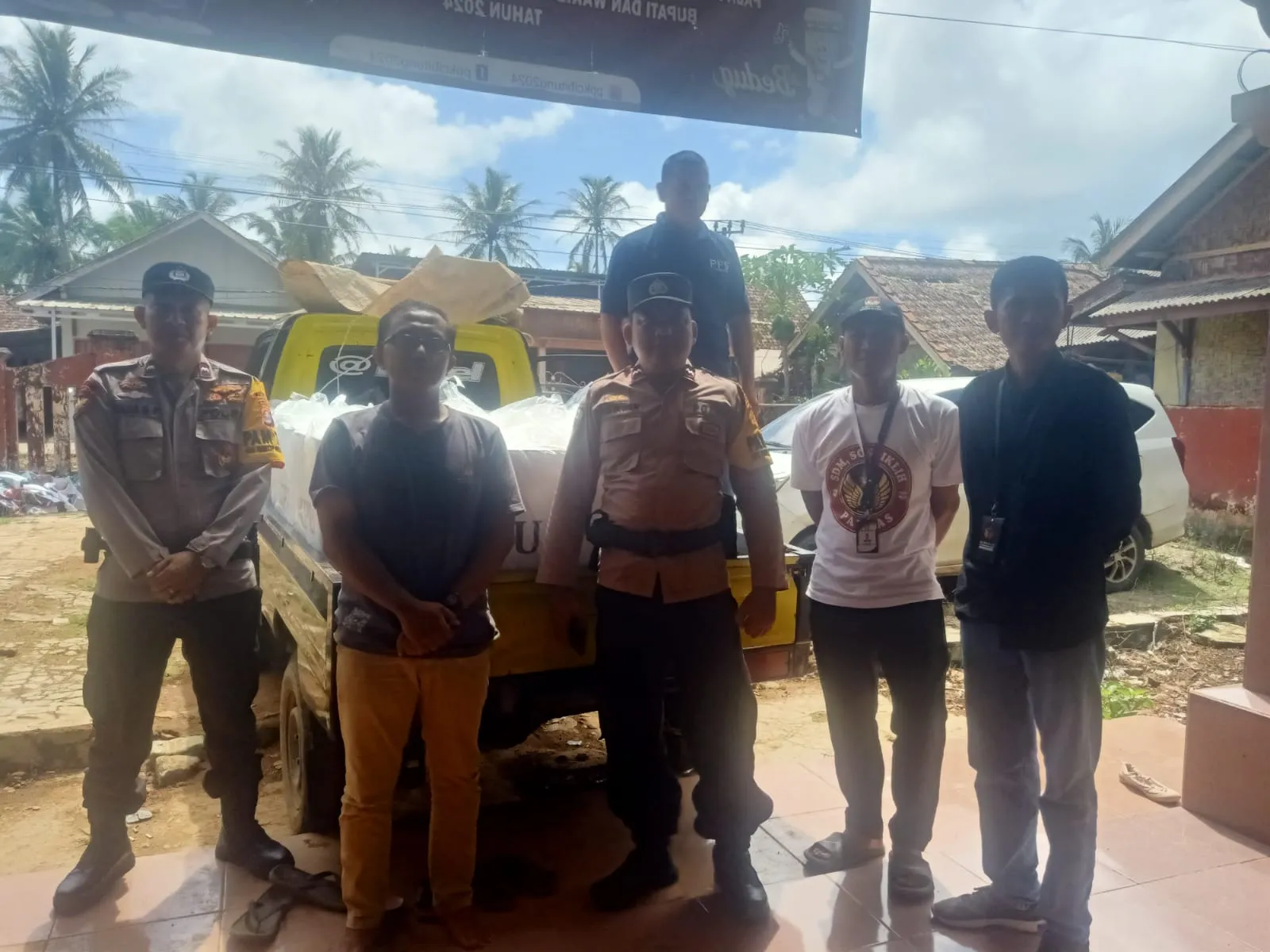Anggota BKO Polres Pandeglang Kawal Logistik Pemilu ke Desa Citeluk dan Kiara Payung, Kecamatan Cibitung