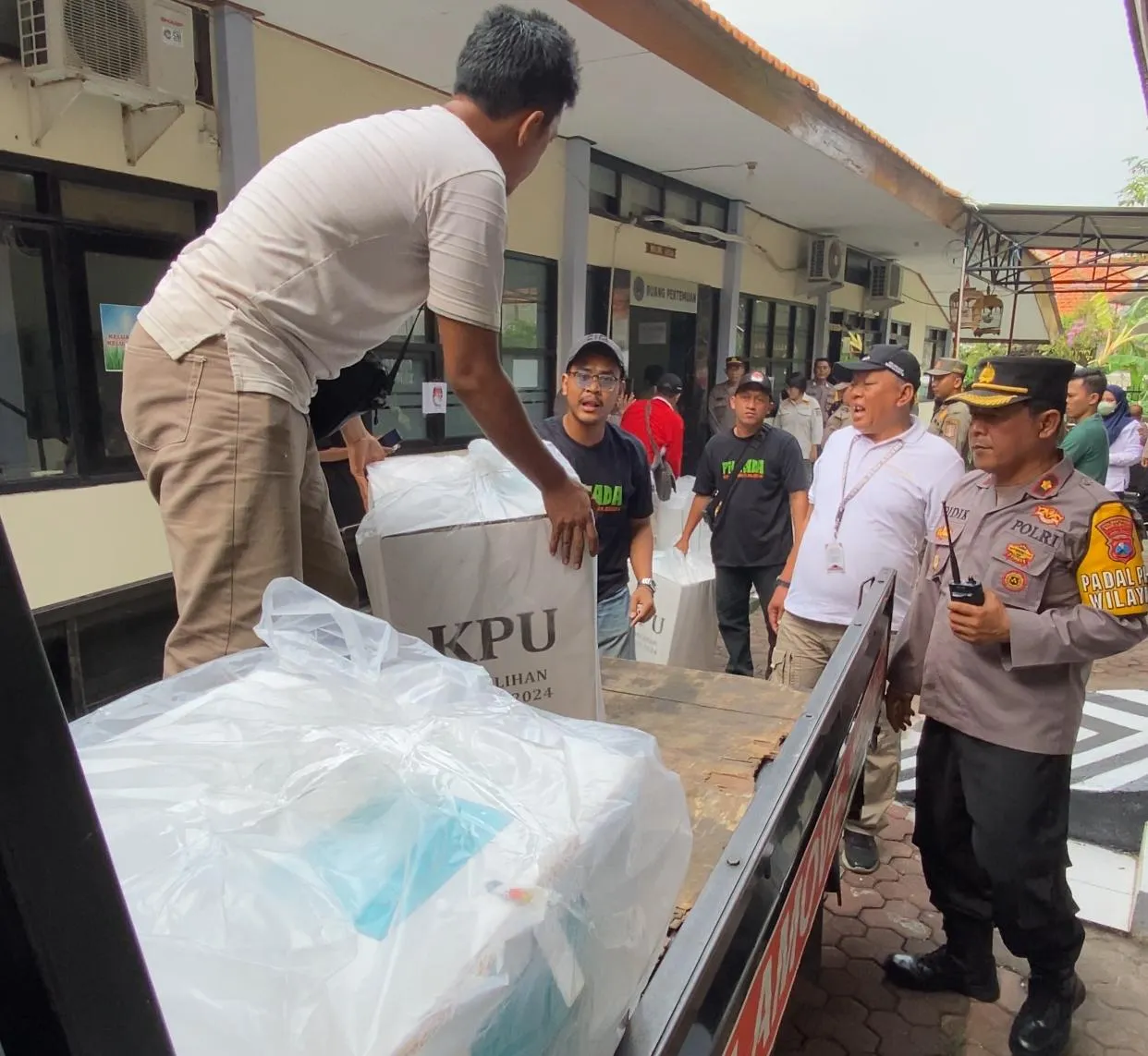 Kapolsek Simokerto Kawal Ketat Distribusi 244 Kotak Suara Pilkada 2024 Surabaya