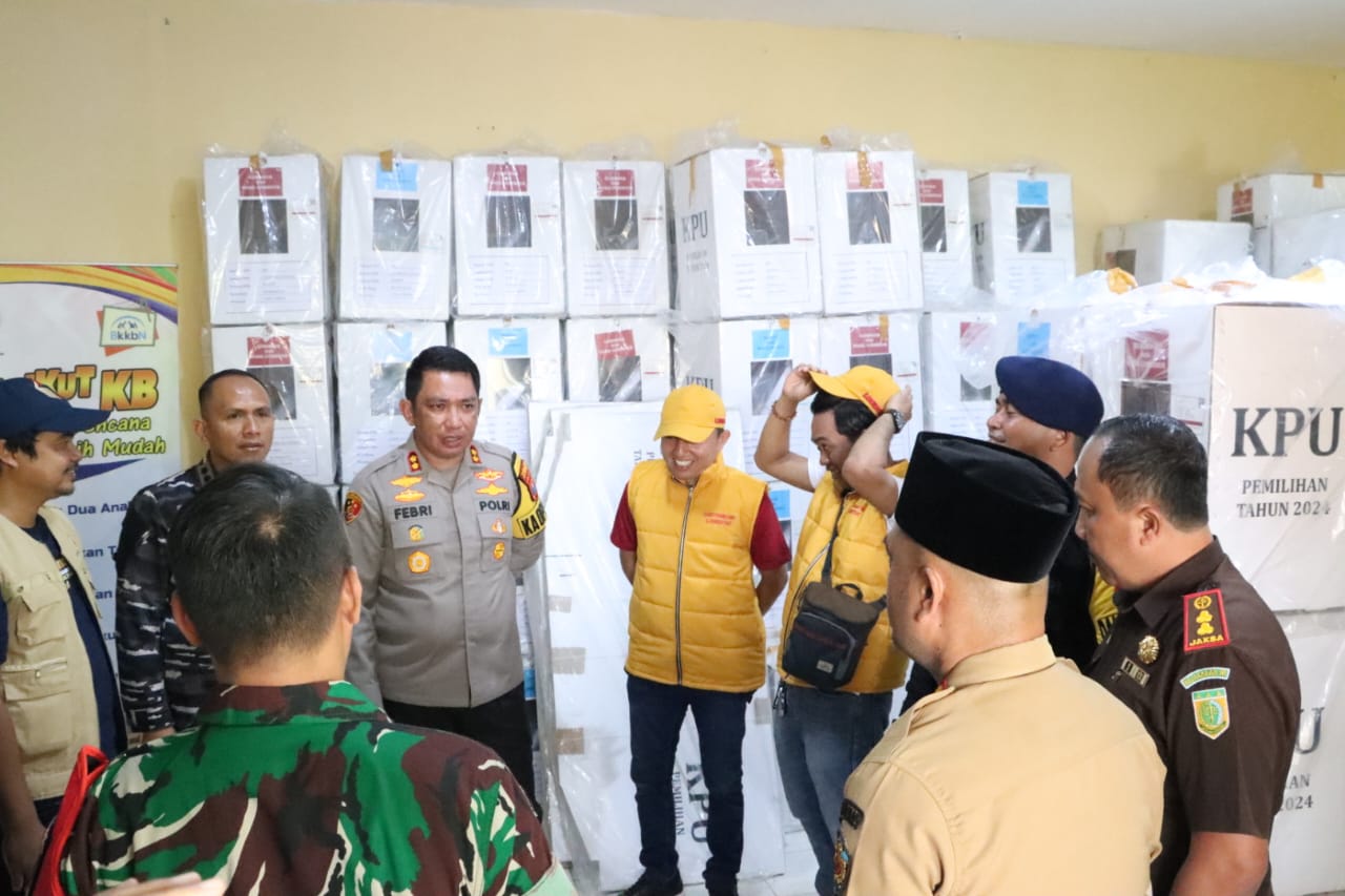 Cipta Kondisi Jelang Pemungutan Suara Pilkada, Polres Bangkalan Bersama Brimob dan TNI Gelar Patroli Gabungan Keliling
