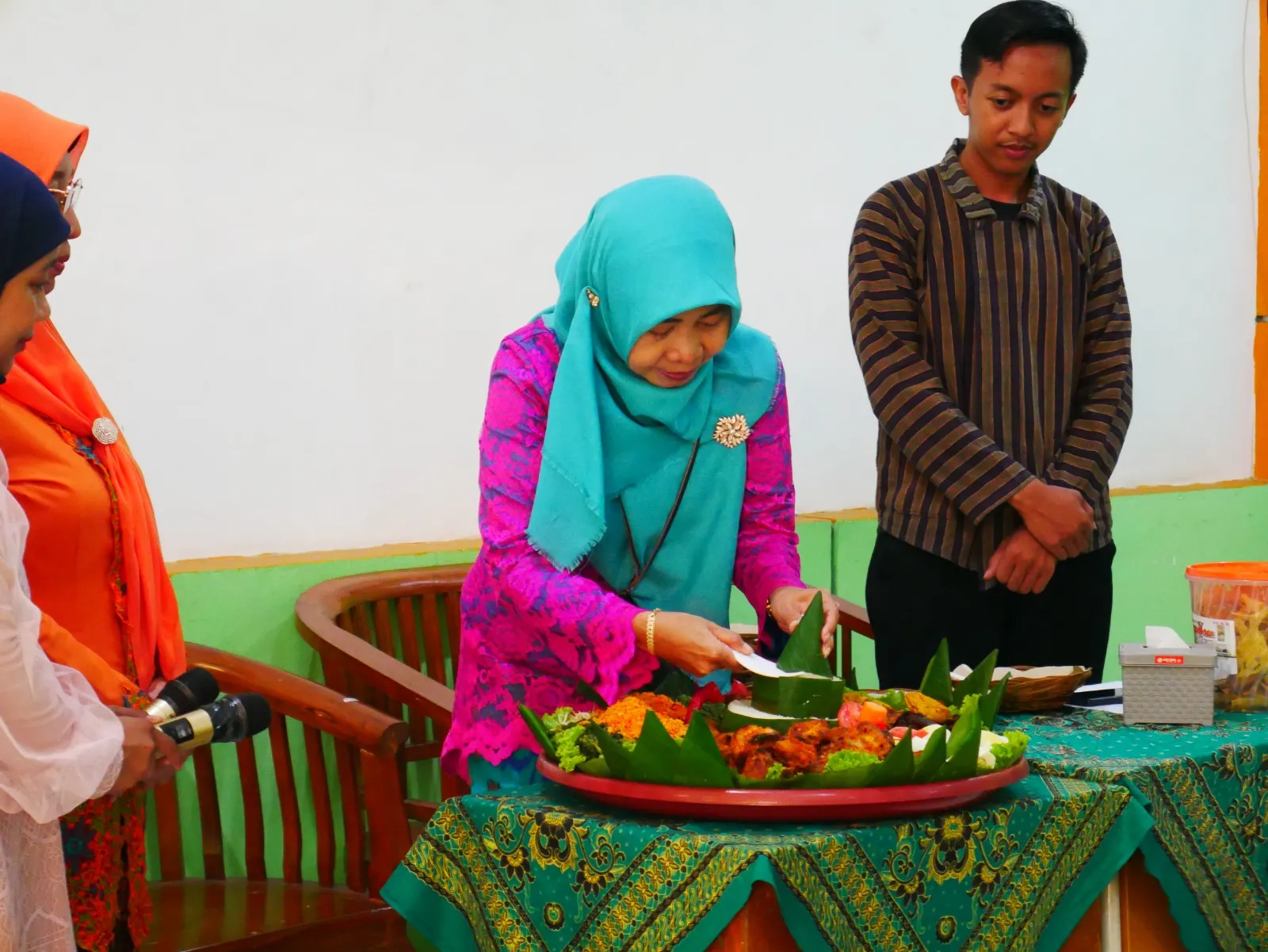 Kepala Sekolah SMAN 19 Surabaya Pimpin Upacara Dalam Rangka Memperingati Hari Guru Nasional Ke 79 dan Hari Lahir PGRI
