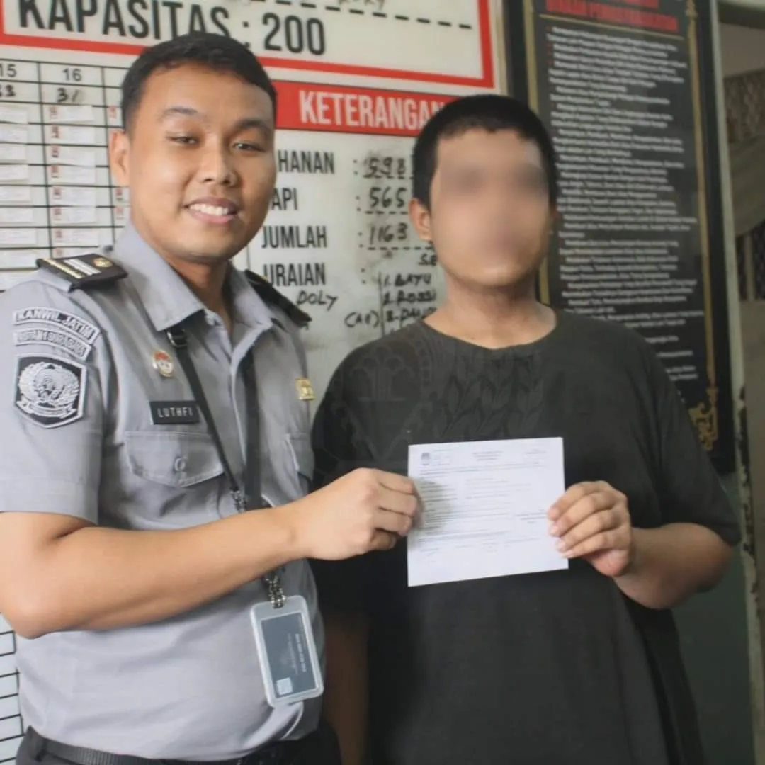 Petugas Rutan Surabaya Bagikan Daftar Pemilih Jelang Pilkada Serentak 2024