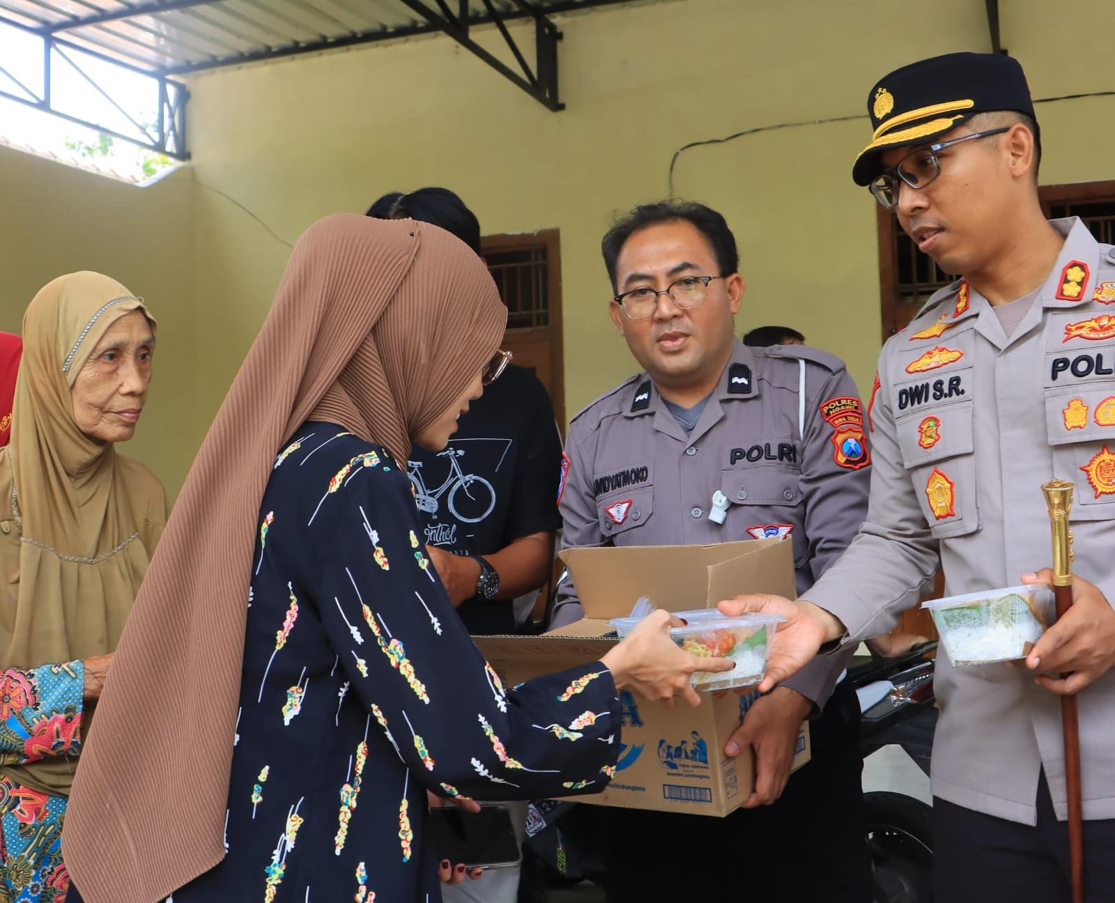 Cooling System Pungut Suara, Polres Ngawi Berbagi Makanan Sehat Gratis Untuk Warga di TPS