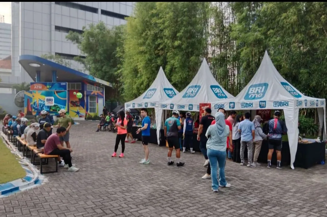 BRI Sosialisasi BRImo, Ajak Masyarakat Surabaya Gunakan QRIS di Tunjungan Loop