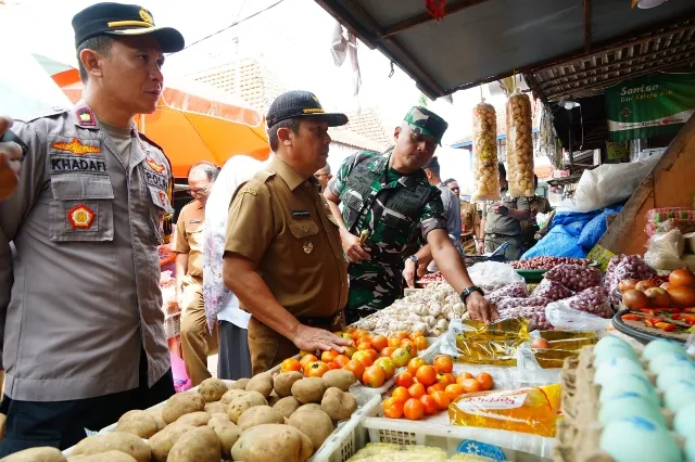 Jelang Nataru 2024, Satgas Pangan Polres Madiun Bersama Forkopimda Tinjau Stabilitas Harga Sembako