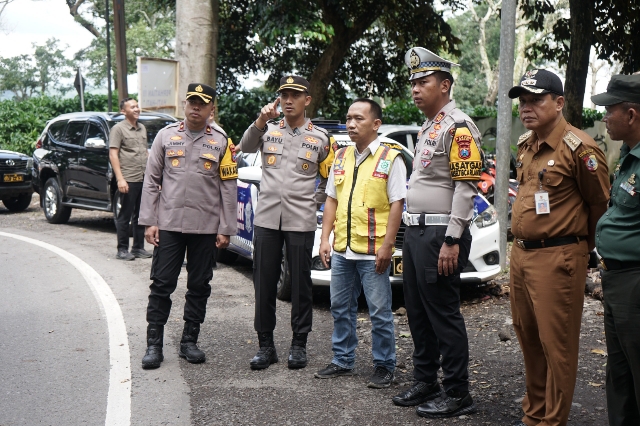 Mitigasi Jalur Rawan Jelang Nataru, Polres Jember Sisir Jalan di Gunung Gumitir
