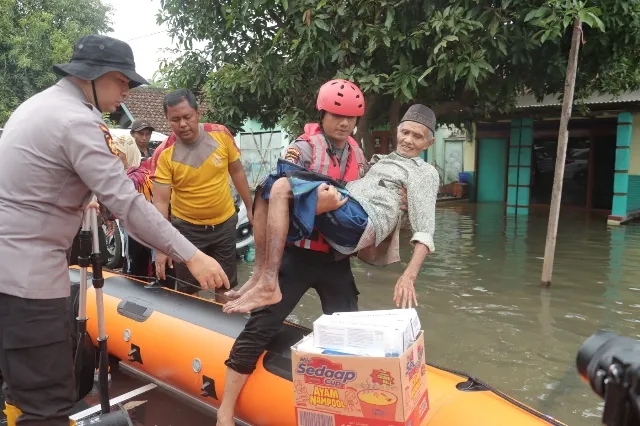 Aksi Heroik Polres Mojokerto Demi Keselamatan Masyarakat, Terjang Banjir Salurkan Bantuan dan Evakuasi Warga