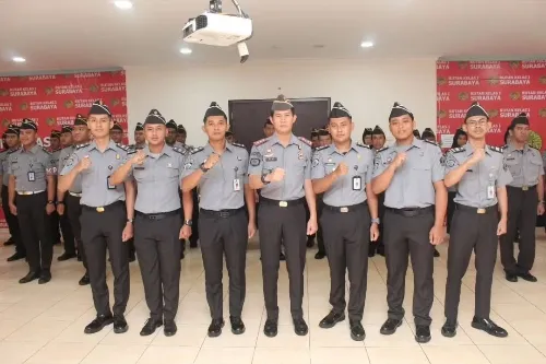 Enam Petugas Pemasyarakatan Rutan Surabaya Terima Kenaikan Pangkat