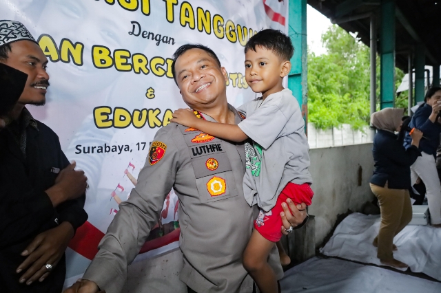 Kapolrestabes Surabaya Makan Bergizi Bersama Anak-Anak Jalanan dan Pemulung di Dukuh Kupang Barat