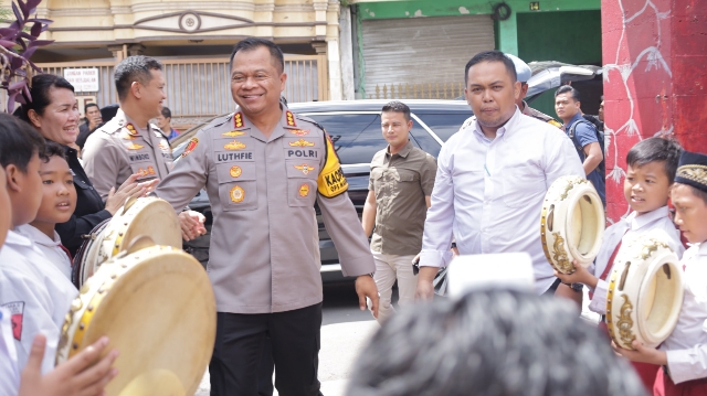 Wujudkan Generasi Sehat dan Cerdas: Kapolrestabes Surabaya Gelar Aksi Makan Bergizi Gratis di SD Dumas, Kecamatan Bubutan, Surabaya