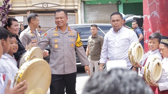 Wujudkan Generasi Sehat dan Cerdas: Kapolrestabes Surabaya Gelar Aksi Makan Bergizi Gratis di SD Dumas, Kecamatan Bubutan, Surabaya